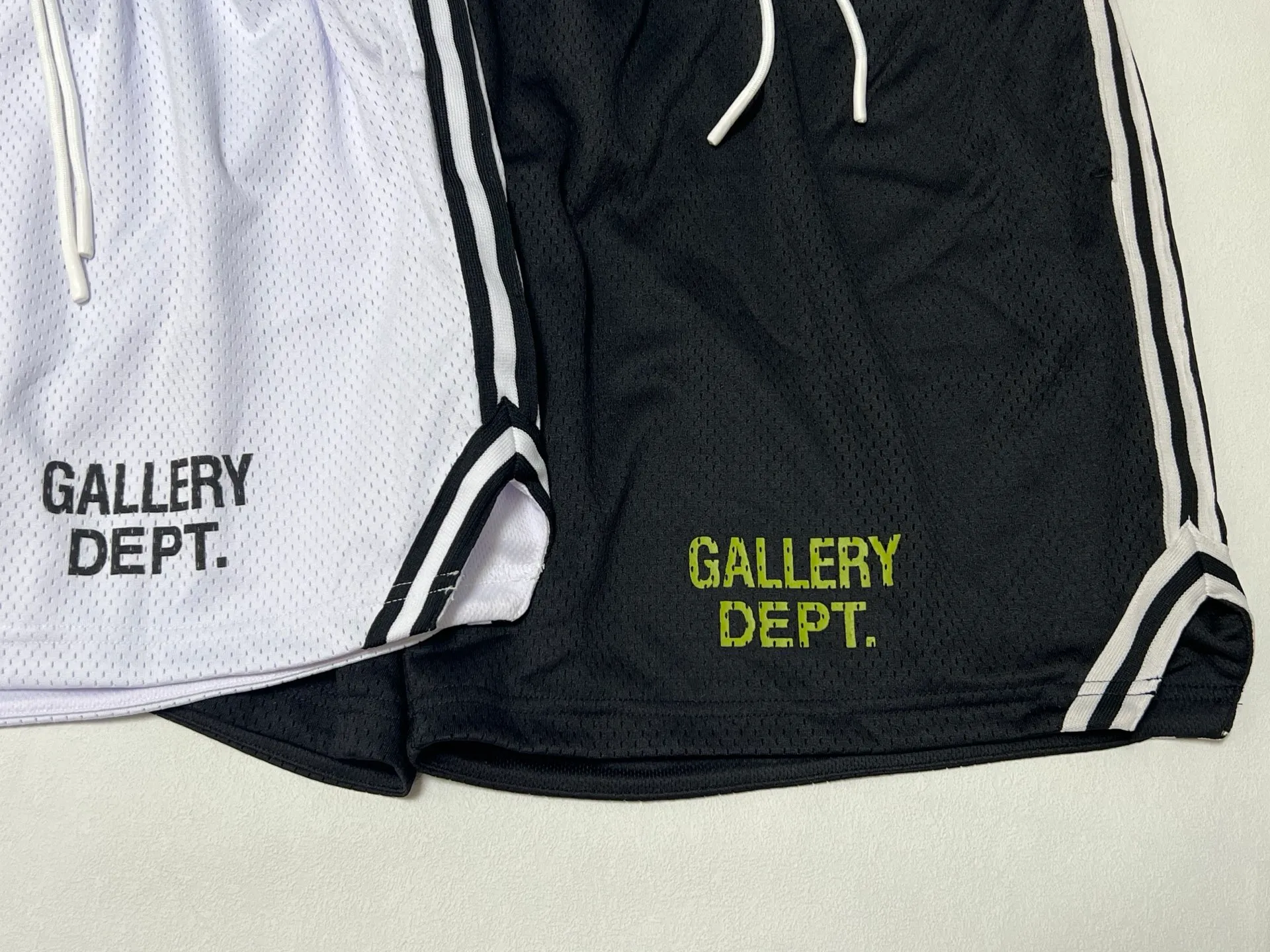 GALLERY DEPT. VENICE COURT SHORTS English mesh shorts Logo webbing wide-leg basketball shorts Black and white S-XL Original molding Loose wide-leg version American boys' first choice Breathable mesh fabric Superimposed soft material inside Comfortable and easy to match Custom-woven original consistent webbing/main mark/component wash mark Details are enlarged to follow
